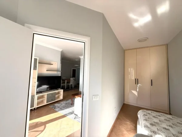Tirane, jepet me qera apartament 2+1+Ballkon Kati 3, 85 m² 800 € (Rruga e Kavajës)
