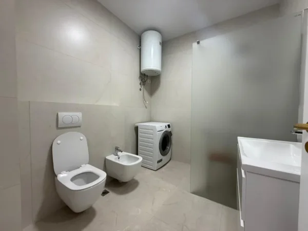 Tirane, jepet me qera apartament 2+1+Ballkon Kati 3, 85 m² 800 € (Rruga e Kavajës)