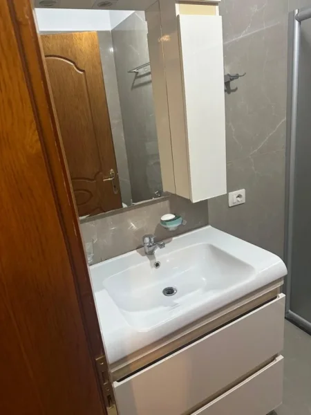 Tirane, jepet me qera apartament 2+1 Kati 3, 78 m² 700 € (Jordan Misja)