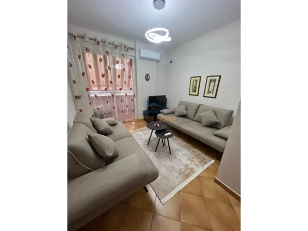 Tirane, jepet me qera apartament 1+1+Ballkon Kati 6, 65 m² 700 € (Blloku)