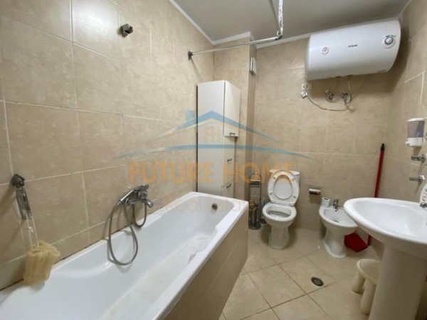 Tirane, jepet me qera apartament 2+1+Ballkon Kati 2, 120 m² 950 € (Komuna e Parisit)