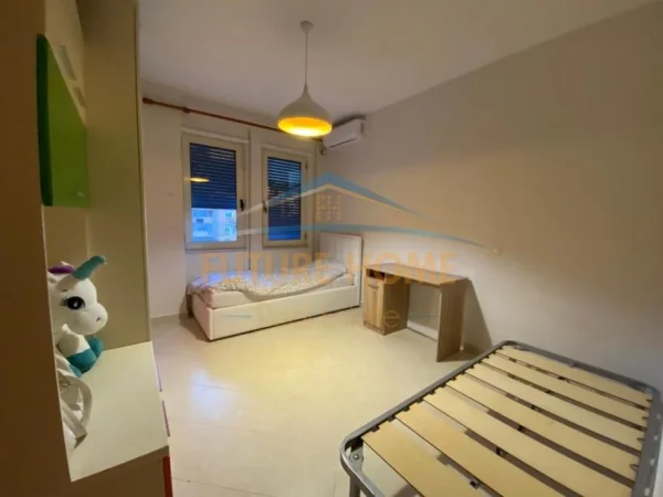Tirane, jepet me qera apartament 2+1+Ballkon Kati 2, 120 m² 950 € (Komuna e Parisit)