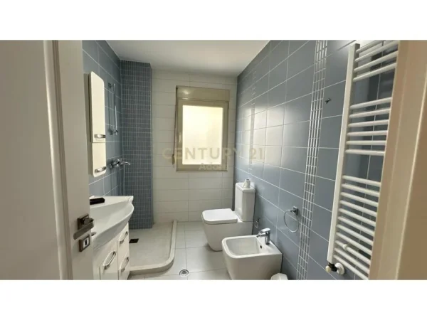 Tirane, jepet me qera apartament 2+1+Ballkon Kati 2, 140 m² 1.000 € (pazari i ri)