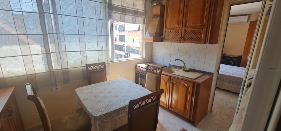 Tirane, jepet me qera apartament 3+1 Kati 2, 100 m2, cmimi 500 E ne LAPRAKE,Tirane.