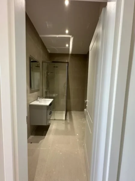 Tirane, jepet me qera zyre Kati 5, 67 m² 750 € (Komuna e Parisit)