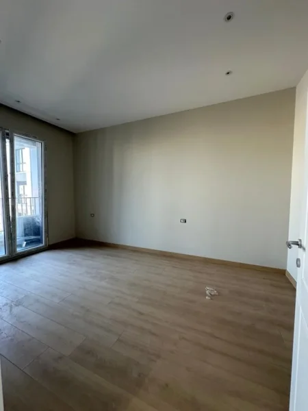 Tirane, jepet me qera zyre Kati 5, 67 m² 750 € (Komuna e Parisit)