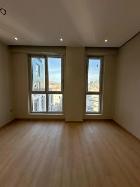 Tirane, jepet me qera zyre Kati 5, 67 m² 750 € (Komuna e Parisit)