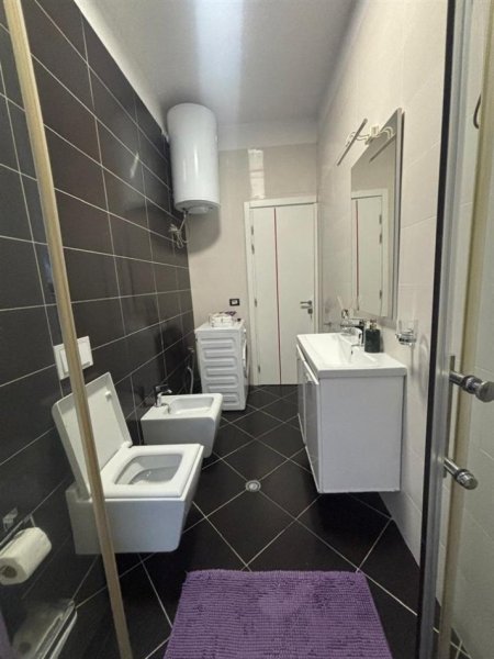 Tirane, jepet me qera apartament 1+1+Ballkon , 85 € (Kopshti Botanik)