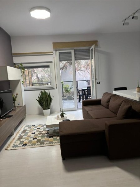 Tirane, jepet me qera apartament 1+1+Ballkon , 85 € (Kopshti Botanik)