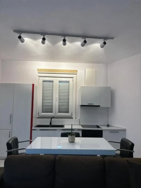 Tirane, jepet me qera apartament 1+1+Ballkon , 85 € (Kopshti Botanik)