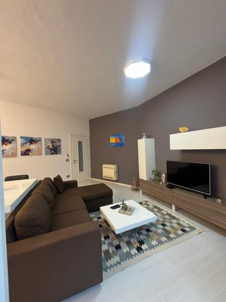 Tirane, jepet me qera 1+1+Ballkon Kati 3, 85 m² 600 € (Kopshti Botanik)