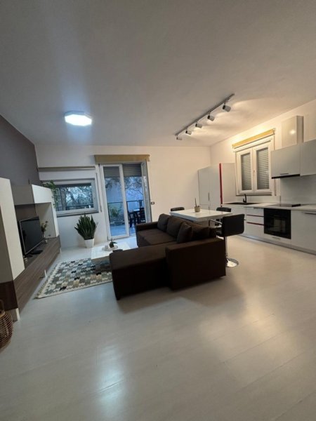 Tirane, jepet me qera 1+1+Ballkon Kati 3, 85 m² 600 € (Kopshti Botanik)
