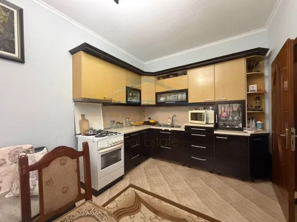 Tirane, shitet shtepi 2+1 , 111 m² 200.000 € 