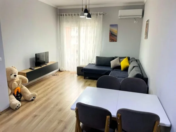 Tirane, jepet me qera apartament 1+1 Kati 5, 65 m² 520 € (ish tregu elektrik)