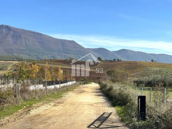 Tirane, shitet toke , 15.000 m² 2.250.000 € (NE LUNDER, PRANE “AGROPARK TIRANA”)