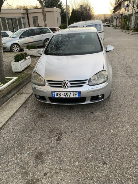 Fier, shitet makine Golf V Nafte, gri metalizato automatik Kondicioner 300.000 km 3700 €