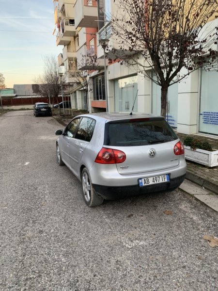 Fier, shitet makine Golf V Nafte, gri metalizato automatik Kondicioner 300.000 km 3700 €