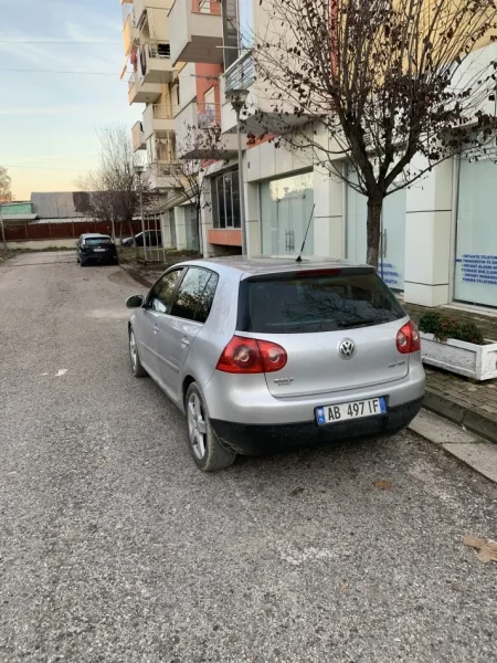 Fier, shitet makine Golf V Nafte, gri metalizato automatik Kondicioner 300.000 km 3700 €
