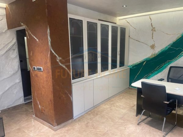 Tirane, jepet me qera ambjent biznesi Kati 3, 44 m² 350 € 