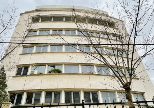 Tirane, jepet me qera dyqan Kati 0, 67 m² 800 € (Prokuroria)