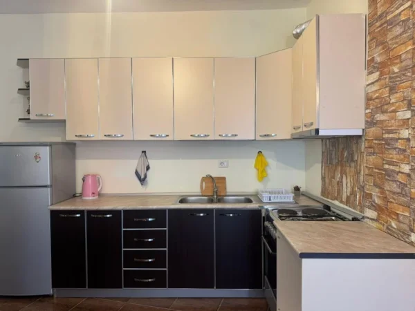 Durres, jepet me qera apartament 1+1 Kati 8, 70 m² 300 € (SHKEMBI KAVAJES)