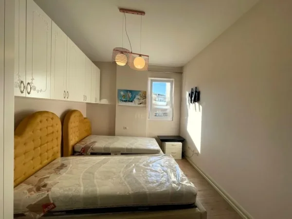 Tirane, jepet me qera apartament 3+1 Kati 5, 126 m² 1.000 € (liqeni thate)