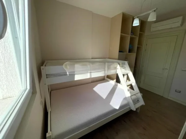 Tirane, jepet me qera apartament 3+1 Kati 5, 126 m² 1.000 € (liqeni thate)