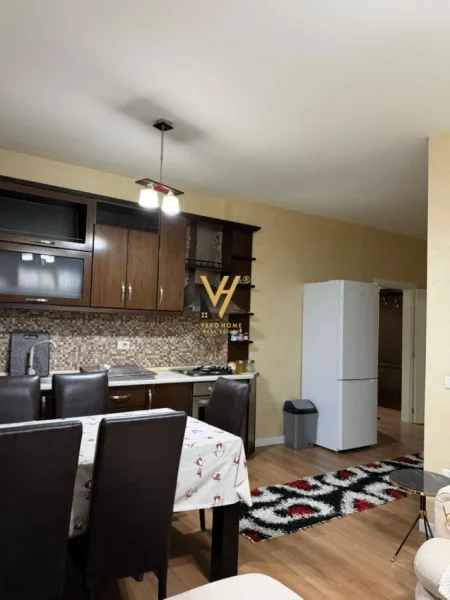 Tirane, jepet me qera apartament 2+1+Ballkon Kati 4, 95 m² 700 € (SELITE)