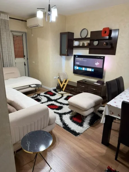 Tirane, jepet me qera apartament 2+1+Ballkon Kati 4, 95 m² 700 € (SELITE)