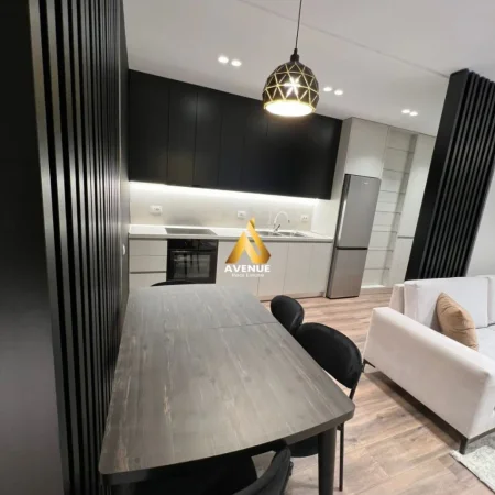 Tirane, jepet me qera apartament 2+1+Ballkon Kati 7, 84 m² 700 € (rruga e dafinave)