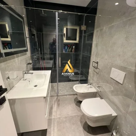 Tirane, jepet me qera apartament 2+1+Ballkon Kati 7, 84 m² 700 € (rruga e dafinave)