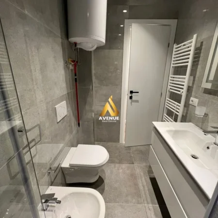 Tirane, jepet me qera apartament 2+1+Ballkon Kati 7, 84 m² 700 € (rruga e dafinave)