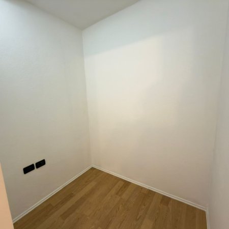 Tirane, jepet me qera apartament 1+1 Kati 1, 70 m² 600 € (Rruga Petro Nini Luarasi)