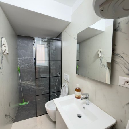 Tirane, jepet me qera apartament 1+1 Kati 1, 70 m² 600 € (Rruga Petro Nini Luarasi)