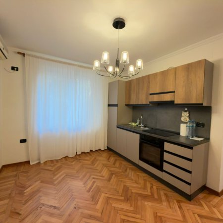 Tirane, jepet me qera apartament 1+1 Kati 1, 70 m² 600 € (Rruga Petro Nini Luarasi)