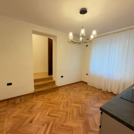 Tirane, jepet me qera apartament 1+1 Kati 1, 70 m² 600 € (Rruga Petro Nini Luarasi)