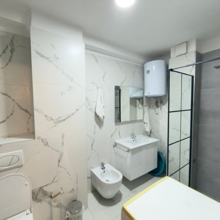 Tirane, jepet me qera apartament 1+1 Kati 1, 70 m² 600 € (Rruga Petro Nini Luarasi)