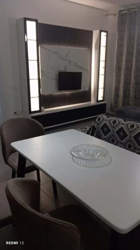 Tirane, jepet me qera ditore ose javore apartament duplex Kati 2, 50 €