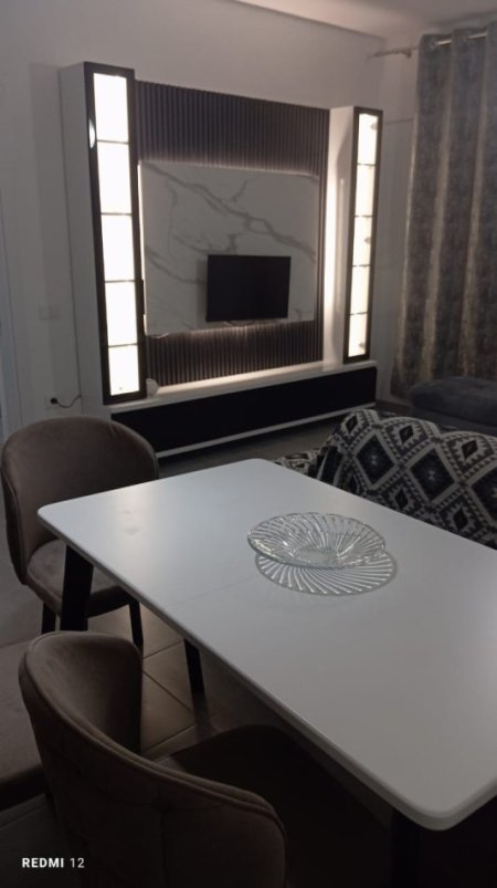 Tirane, jepet me qera ditore ose javore apartament duplex Kati 2, 50 €