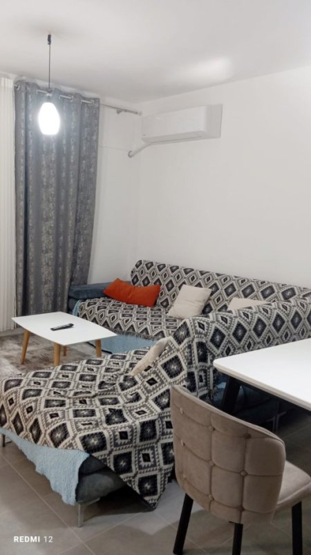 Tirane, jepet me qera ditore ose javore apartament duplex Kati 2, 50 €