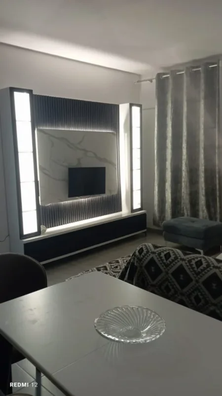 Tirane, jepet me qera ditore ose javore apartament duplex Kati 2, 50 €