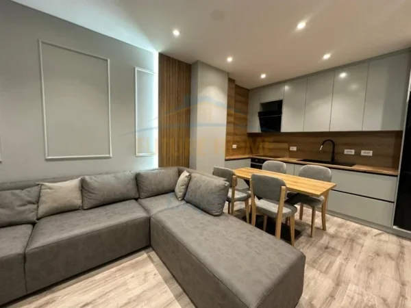 Tirane, jepet me qera apartament 1+1+Ballkon Kati 2, 60 m² 700 € (Shkolla e Kuqe)