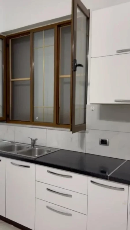 Tirane, jepet me qera apartament 1+1 Kati 1, 400 € (Rruga Peti ,Kopshti Zoologjik)