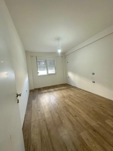 Tirane, jepet me qera ambjent biznesi , 67 m² 700 € (Komuna e Parisit)