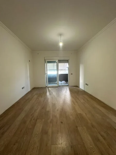 Tirane, jepet me qera ambjent biznesi , 67 m² 700 € (Komuna e Parisit)