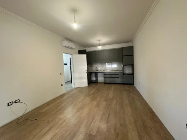 Tirane, jepet me qera ambjent biznesi , 67 m² 700 € (Komuna e Parisit)