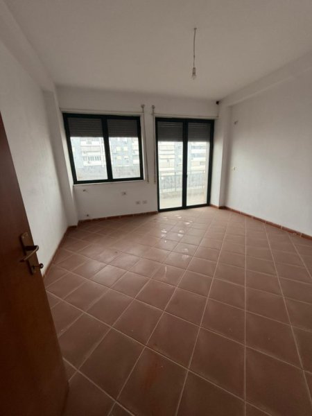 Tirane, shitet apartament 2+1+Ballkon , 123 m² 230.000 € (Mbikalimi Kristalit)
