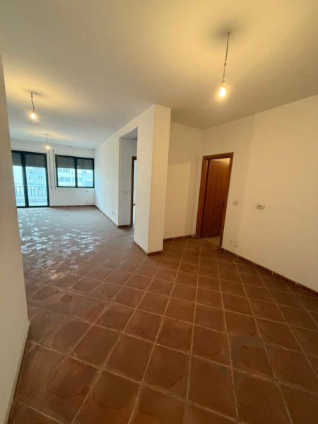Tirane, shitet apartament 2+1+Ballkon , 123 m² 230.000 € (Mbikalimi Kristalit)