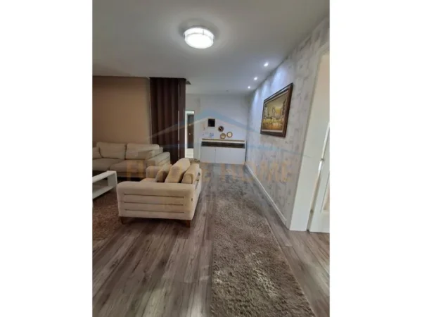 Durres, jepet me qera apartament 2+1+Ballkon Kati 8, 127 m² 500 € 