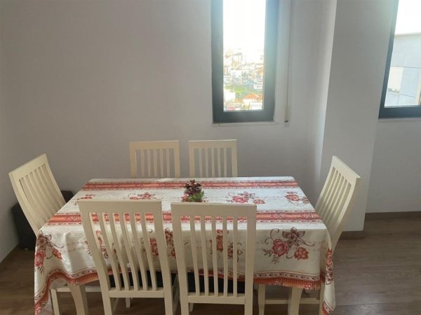 Tirane, jepet me qera apartament 2+1+Ballkon Kati 8, 100 m² 700 € (Porcelan/Rruga Xhanfize Keko)